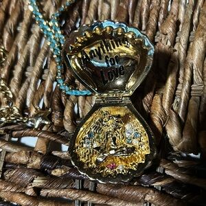 Disney Couture Little Mermaid 🧜‍♀️ Ariel Shell Necklace